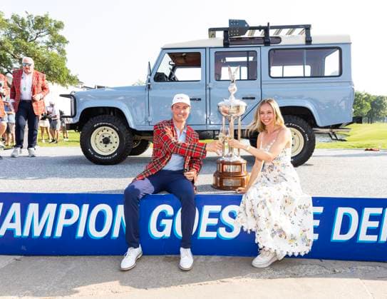 May 25, 2025, Fort Worth, Tx, USA: FORT WORTH, TX - MAY 25, 2025 - Ben Griffin toasts with his fiance Dana Myeroff after winning the 2025 Charles Schwab Challenge PGA, Golf Herren at Colonial Country Club in Fort Worth, Texas. Fort Worth USA - ZUMAsc5_ 20250525_zaf_sc5_016 Copyright: xErichxSchlegelx