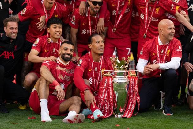Liverpool FC v Crystal Palace FC - Premier League Liverpool s Wataru Endo, Mohamed Salah, Virgil van Dijk, and Arne Slot hold the Premier League Trophy as they celebrate Liverpool being crowned the Champions of the Premier League for the 2024 25 Season following the Premier League match between Liverpool FC and Crystal Palace FC at Anfield in Liverpool, England, on May 25, 2025 Liverpool Merseyside United Kingdom  Copyright: xMIxNewsx originalFilename:fletcher-liverpoo250525_npI28.jpg