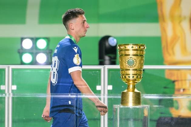 Soccer, DFB Cup Final, 20250524, DSC Arminia Bielefeld VfB Stuttgart In the picture Marius WÖRL Bielefeld, 38 passes the cup award ceremony Berlin Olympiastadion Brandenburg Germany Copyright: Passion2Press MarkusxFischerx