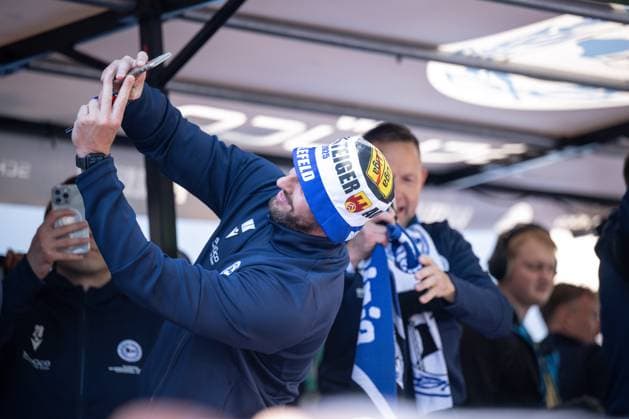 25.05.2025, Fussball, Meisterfeier 3.Liga, Saison 2024 2025, DSC Arminia Bielefeld feiert die Meisterschaft in der 3. Liga und den Aufstieg in die 2. Liga auf dem Balkon des Bielefelder Rathauses. Trainer Mitch Kniat (Arminia Bielefeld) macht Selfies mit den Fans, xRHR-FOTO TKx *** 25 05 2025, Soccer, Championship celebration 3 Liga, Season 2024 2025, DSC Arminia Bielefeld celebrates the championship in the 3 Liga and the promotion to the 2 Liga on the balcony of the Bielefeld town hall Coach Mitch Kniat Arminia Bielefeld takes selfies with the fans, xRHR PHOTO TKx Copyright: RHR-FOTOx RHR-FOTO TK