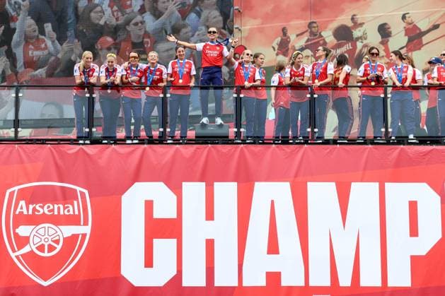 Arsenal Women Homecoming 26. Mai 2025, London Arsenal Women UEFA Champions League Homecoming Katie McCabe steht auf einem Lautsprecher und interagiert mit der Menge Foto Charlotte Wilson Offside London UK  Copyright: xCharlottexWilsonx xOffsidexOffside