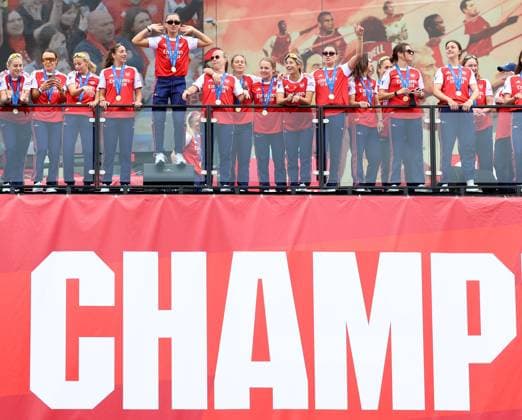 Arsenal Women Homecoming 26. Mai 2025, London Arsenal Women UEFA Champions League Homecoming Katie McCabe steht auf einem Lautsprecher und interagiert mit der Menge Foto Charlotte Wilson Offside London UK  Copyright: xCharlottexWilsonx xOffsidexOffside
