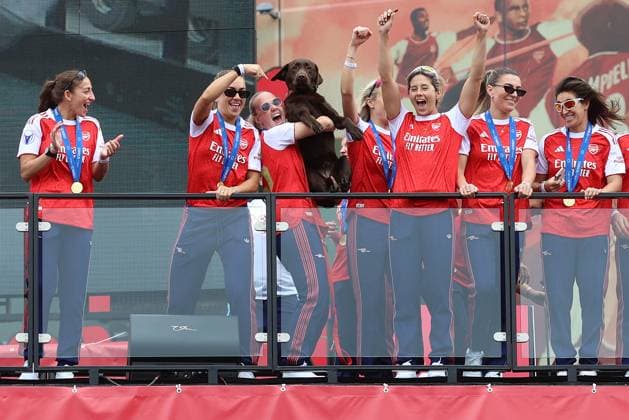 Arsenal Women Homecoming 26. Mai 2025, London Arsenal Women UEFA Champions League Homecoming Beth Mead hält Win the dog in die Höhe Foto Charlotte Wilson Offside London UK  Copyright: xCharlottexWilsonx xOffsidexOffside