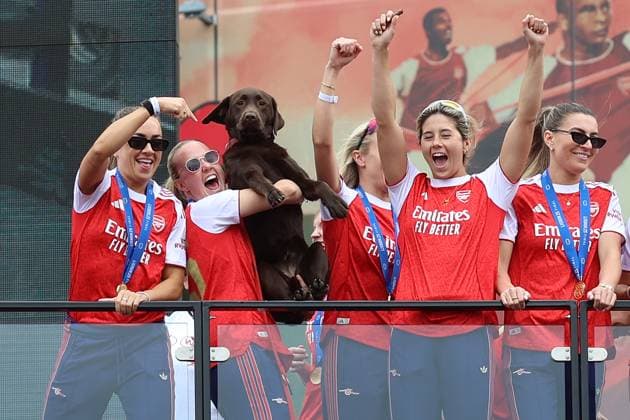 Arsenal Women Homecoming 26. Mai 2025, London Arsenal Women UEFA Champions League Homecoming Beth Mead hält Win the dog in die Höhe Foto Charlotte Wilson Offside London UK  Copyright: xCharlottexWilsonx xOffsidexOffside