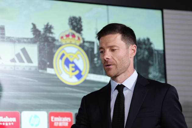 Xabi Alonso enters the press room during the press conference, PK, Pressekonferenz Xabi Alonso Unveiled as the New Coach of Real Madrid, Real Madrid City, Madrid, Spain - 26 May 2025  Copyright: xGokhanxTaner Shutterstockx 15320180c