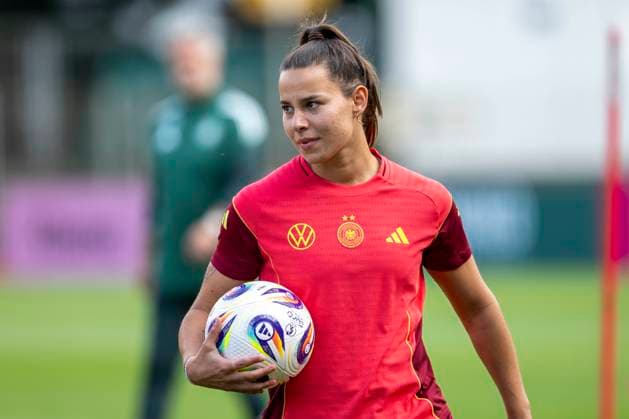 26 05 2025 Training of the German womens national soccer team in Bremen Germanys Lena Oberdorf carries a ball Copyright: xDavidxInderliedx