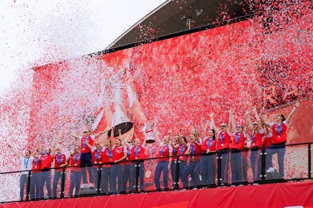 Players of Arsenal lifting the trophy during the UEFA Womens Champions League Arsenal Trophy Lift at Emirates Stadium in London, England. (Pauline FIGUET SPP) Copyright: xPaulinexFIGUETx xSPPx spp-en-PaFiSp-PF_ARS3237