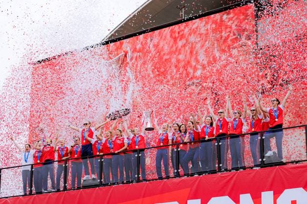 Players of Arsenal lifting the trophy during the UEFA Womens Champions League Arsenal Trophy Lift at Emirates Stadium in London, England. (Pauline FIGUET SPP) Copyright: xPaulinexFIGUETx xSPPx spp-en-PaFiSp-PF_ARS3238