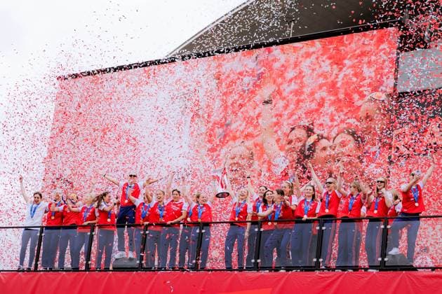 Kim Little (10 Arsenal) Leah Williamson (6 Arsenal) and Players of Arsenal lifting the trophy during the UEFA Womens Champions League Arsenal Trophy Lift at Emirates Stadium in London, England. (Pauline FIGUET SPP) Copyright: xPaulinexFIGUETx xSPPx spp-en-PaFiSp-PF_ARS3239