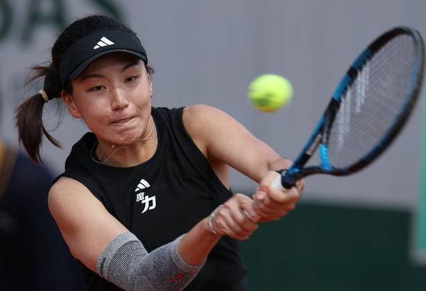 (250526) -- PARIS, May 26, 2025 -- Wang Xinyu returns a shot during the women s singles first round match between Wang Xinyu of China and Emma Raducanu of Britain at the French tennis tournament at Roland Garros in Paris, France, on May 26, 2025. ) (SP)FRANCE-PARIS-TENNIS-FRENCH OPEN-WOMEN S SINGLES GaoxJing 