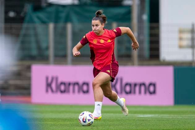26 05 2025 Training of the German womens national soccer team in Bremen Germanys Lena Oberdorf runs with the ball on her foot Copyright: xDavidxInderliedx