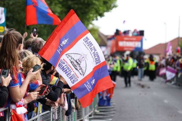 FA Cup Trophy Parade 26. Mai 2025, London Crystal Palace FA Cup Trophy Parade Eine Fahne mit der Aufschrift FA Winners Foto Jacques Feeney Offside London UK  Copyright: xJacquesxFeeneyx xOffsidexOffside
