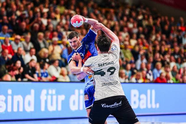 Janik Schrader VfL Luebeck Schwartau, 23 , Aron Seesing Bergischer HC, 49 GER, VfL Luebeck Schwartau vs Bergischer HC, Handball, 2 Bundesliga, Matchday 32, Season 2024 2025, 26 05 2025 GER, VfL Luebeck Schwartau vs Bergischer HC, Handball, 2 Bundesliga, Matchday 32, Season 2024 2025, 26 05 2025 Luebeck Copyright: xEibner-Pressefoto MarcelxvonxFehrnx EP_MFN