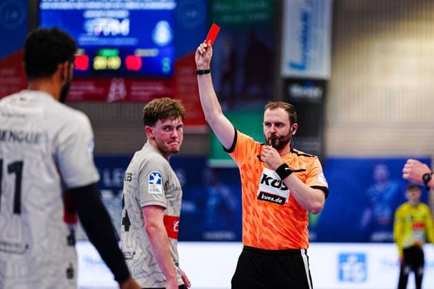 Red card sending off Elias Scholtes Bergischer HC, 04 GER, VfL Luebeck Schwartau vs Bergischer HC, Handball, 2 Bundesliga, Matchday 32, Season 2024 2025, 26 05 2025 GER, VfL Luebeck Schwartau vs Bergischer HC, Handball, 2 Bundesliga, Matchday 32, Season 2024 2025, 26 05 2025 Luebeck Copyright: xEibner-Pressefoto MarcelxvonxFehrnx EP_MFN
