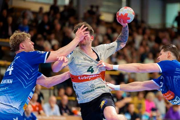 Elias Scholtes Nr 4, Bergischer HC vs Thore Kjell Heinemann Nr 34, VfL Luebeck Schwartau VfL Luebeck Schwartau vs Bergischer HC, Handball, 2 Bundesliga, 26 05 25 Luebeck Schleswig Holstein Germany Copyright: xAgentur54Gradx xFelixxKoenigx