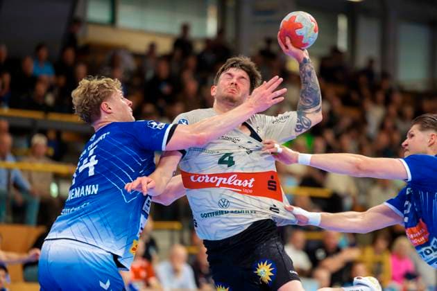 Elias Scholtes Nr 4, Bergischer HC vs Thore Kjell Heinemann Nr 34, VfL Luebeck Schwartau VfL Luebeck Schwartau vs Bergischer HC, Handball, 2 Bundesliga, 26 05 25 Luebeck Schleswig Holstein Germany Copyright: xAgentur54Gradx xFelixxKoenigx