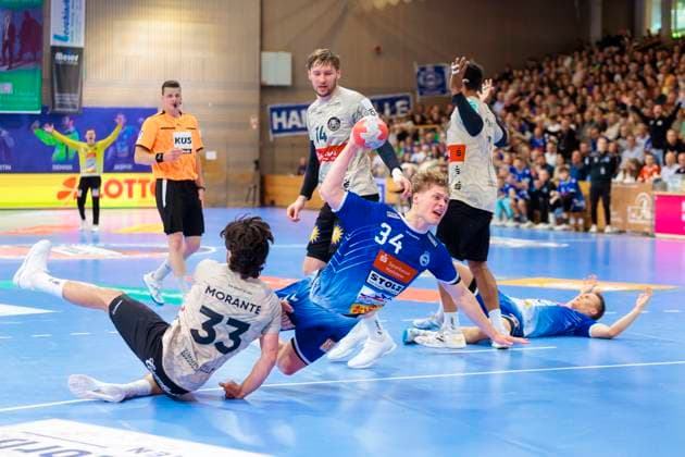 Thore Kjell Heinemann Nr 34, VfL Luebeck Schwartau vs Eloy Morante Maldonado Nr 33, Bergischer HC VfL Luebeck Schwartau vs Bergischer HC, Handball, 2 Bundesliga, 26 05 25 Luebeck Schleswig Holstein Germany Copyright: xAgentur54Gradx xFelixxKoenigx
