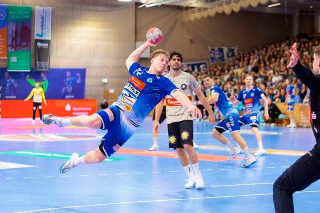 Thore Kjell Heinemann No. 34, VfL Luebeck Schwartau vs Goalkeeper Lukas Diedrich No. 16, Bergischer HC VfL Luebeck Schwartau vs Bergischer HC, Handball, 2 Bundesliga, 26 05 25 Luebeck Schleswig Holstein Germany Copyright: xAgentur54Gradx xFelixxKoenigx