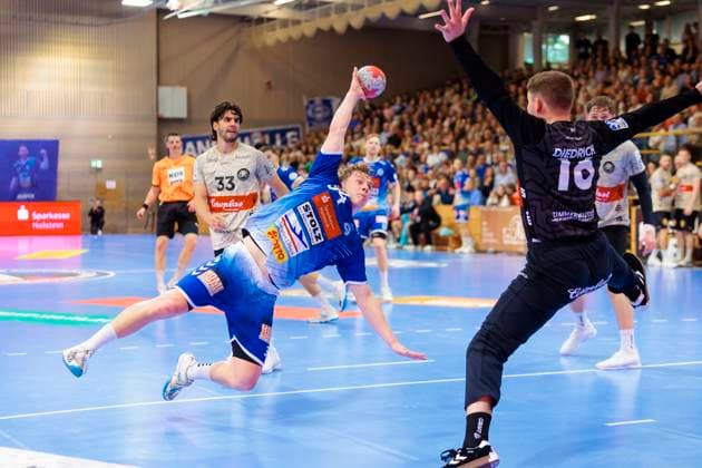 Thore Kjell Heinemann No. 34, VfL Luebeck Schwartau vs Goalkeeper Lukas Diedrich No. 16, Bergischer HC VfL Luebeck Schwartau vs Bergischer HC, Handball, 2 Bundesliga, 26 05 25 Luebeck Schleswig Holstein Germany Copyright: xAgentur54Gradx xFelixxKoenigx