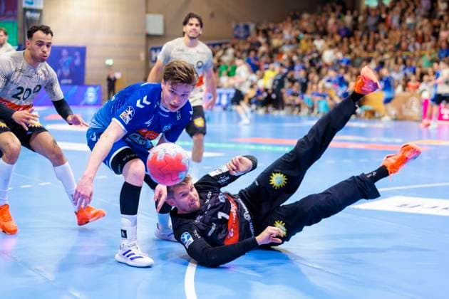 Goalkeeper Christopher Rudeck No. 1, Bergischer HC gets the ball in front of Örn Vésteinsson Östenberg No. 4, VfL Luebeck Schwartau VfL Luebeck Schwartau vs Bergischer HC, Handball, 2 Bundesliga, 26 05 25 Luebeck Schleswig Holstein Germany Copyright: xAgentur54Gradx xFelixxKoenigx