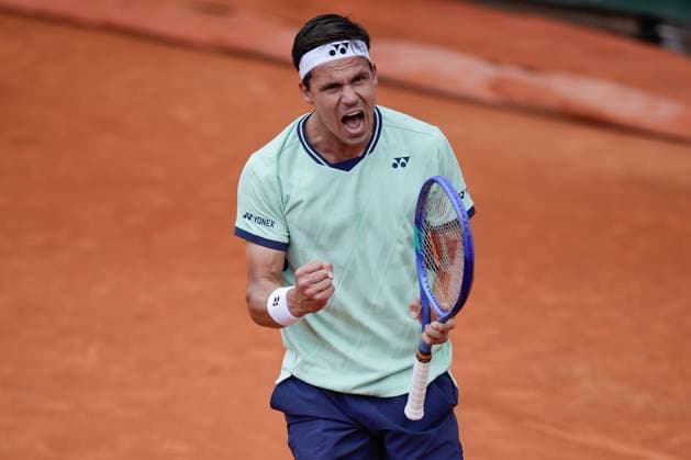 Paris 26 05 2025 xABx Tennis French Open 2025 Roland Garros, Daniel Altmaier GER Taylor Fritz USA v l , Daniel Altmaier GER makes a fist, winning fist, cheers Copyright: HMBxMedia AntonioxBorga