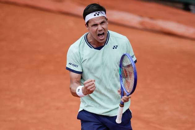 Paris 26 05 2025 xABx Tennis French Open 2025 Roland Garros, Daniel Altmaier GER Taylor Fritz USA v l , Daniel Altmaier GER makes a fist, winning fist, cheers Copyright: HMBxMedia AntonioxBorga