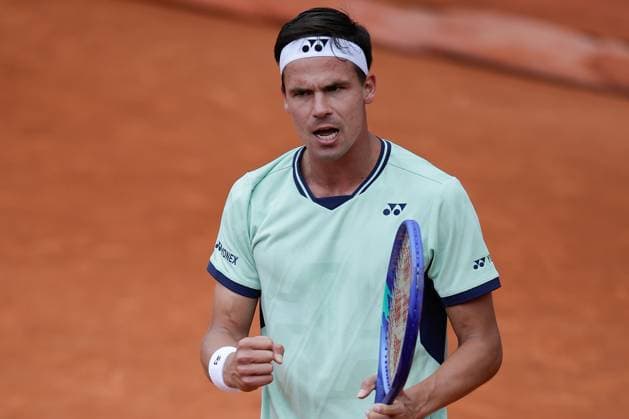 Paris 26 05 2025 xABx Tennis French Open 2025 Roland Garros, Daniel Altmaier GER Taylor Fritz USA v l , Daniel Altmaier GER makes a fist, winning fist, cheers Copyright: HMBxMedia AntonioxBorga