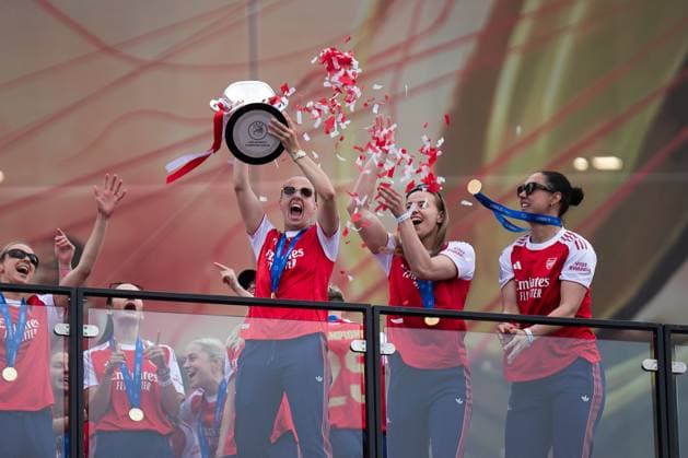 Arsenal Women, UEFA Women™s Champions League LONDON, ENGLAND - MAY 26: Beth Mead of Arsenal Women lifting the trophy during the UEFA Women™s Champions League Winners Celebration at Emirates Stadium on May 26, 2025 in London, England London United Kingdom Copyright: xNinaxFarooqix