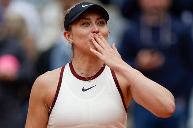 Paris 26 05 2025 xABx Tennis French Open 2025 Roland Garros, Naomi Osaka JPN Paula Badosa ESP v l , Paula Badosa ESP cheers after the end of the match, thanks the fans, thanks, thanks Copyright: HMBxMedia AntonioxBorga