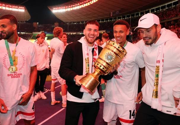 24 05 25 DFB Pokal Final 2025 DSC Arminia Bielefeld VfB Stuttgart Germany, Berlin, 24 05 2025, Football, DFB Pokal Final 2025 Berlin, DSC Arminia Bielefeld VfB Stuttgart Dennis Seimen VfB Stuttgart with the DFB Pokal trophy