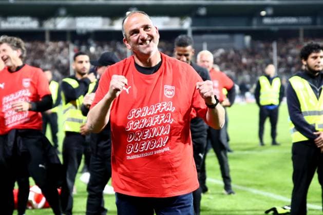 Sport Themen der Woche KW22 Bilder des Jahres 2025, Sport 05 Mai Sport Bilder des Tages 26.05.2025, xmohx, Fussball 1.Bundesliga Relegation, SV Elversberg - 1.FC Heidenheim v.l. Jubel, Freude über den Klassenerhalt bei Heidenheim Trainer Frank Schmidt (1.FC Heidenheim) (DFL DFB REGULATIONS PROHIBIT ANY USE OF PHOTOGRAPHS as IMAGE SEQUENCES and or QUASI-VIDEO) Elversberg *** 26 05 2025, xmohx, Fußball 1 Bundesliga Relegation, SV Elversberg 1 FC Heidenheim v l Jubel, Freude über den Klassenerhalt bei Heidenheim Trainer Frank Schmidt 1 FC Heidenheim DFL DFB REGULATIONS PROHIBIT ANY USE OF PHOTOGRAPHS as IMAGE SEQUENCES and or QUASI VIDEO Elversberg