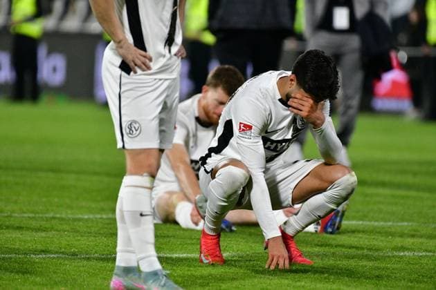 Sport Themen der Woche KW22 Sport Bilder des Tages Im Saarland werden weiterhin die Daumen gedrückt. Im Hinspiel der Bundesliga-Relegation musste die SV Elversberg gegen den 1. FC Heidenheim zuerst auswärts ran. Dabei gab es am Ende ein 2:2 Unentschieden. Am Montag (26.5.2025) wartet die Ursapharm-Arena auf das entscheidende Spiel. Für Elversberg geht es um ein Fußballwunder. Am Ende verliert Elversberg 2:1 und es viel Trost auch der Gegner und der Fans gewiss. *** Fingers are still crossed in the Saarland In the first leg of the Bundesliga relegation play-off, SV Elversberg first had to play 1 FC Heidenheim away from home, but in the end there was a 2 2 draw On Monday 26 5 2025, the Ursapharm Arena awaits the decisive game For Elversberg, its all about a soccer miracle In the end, Elversberg loses 2 1 and there is also a lot of consolation from the opponents and the fans