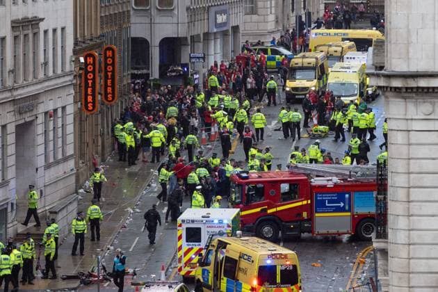 Sport Themen der Woche KW22 Bilder des Jahres 2025, Sport 05 Mai Sport Bilder des Tages Police and Emergency services attend an emergency incident after the Liverpool parade Liverpool Premier League Title Parade, Premier League, Football, Liverpool, UK - 26 May 2025 EDITORIAL USE ONLY No use with unauthorised audio, video, data, fixture lists, club league logos or live services. Online in-match use limited to 120 images, no video emulation. No use in betting, games or single club league player publications.  Copyright: xPhilxBryan Shutterstockx 15316451dq