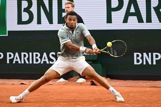 Roland Garros 2025: Arthur Fils (FRA) during the Men s Singles tennis match against Nicolas Jarry (FRA) on Court Suzanne-Lenglen during the Grand Slam tennis tournament on May 26, 2025, at Roland Garros Stadium in Paris, France. - 26 05 2025 - France Ile-de-France (region) Paris -  JulienxMattiax xLexPictorium LePictorium_0308905