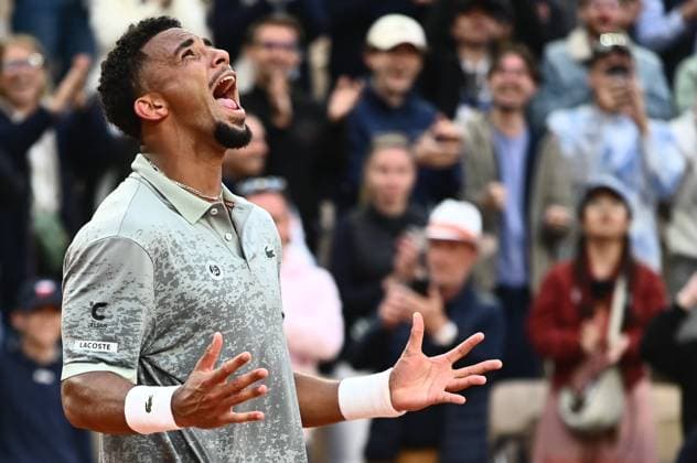 Roland Garros 2025: Arthur Fils (FRA) celebrates after the Men s Singles tennis match on Suzanne Lenglen Court during the Grand Slam tennis tournament on May 26, 2025 at Roland Garros Stadium in Paris, France. - 26 05 2025 - France Ile-de-France (region) Paris -  JulienxMattiax xLexPictorium LePictorium_0308912