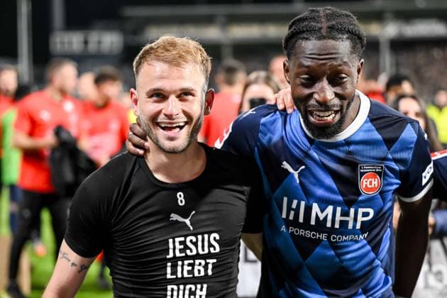 Leonardo Scienza 1 FC Heidenheim and Omar Traore 1 FC Heidenheim gestures during the Bundesliga relegation second leg match between SV Elversberg and 1 FC Heidenheim, URSAPHARM ARENA on May 26, 2025 in Elverberg, Germany Photo by Harry Langer DeFodi Images Leonardo Scienza 1 FC Heidenheim and Omar Traore 1 FC Heidenheim gestures during the Bundesliga relegation second leg match between SV Elversberg and 1 FC Heidenheim at URSAPHARM ARENA on May 26, 2025 in Elverberg, Germany Photo by Harry Langer DeFodi Images DFL regulations prohibit any use of photographs as image sequences and or quasi video Photo by Harry Langer DeFodi Images DFL regulations prohibit any use of photographs as image sequences and or quasi video