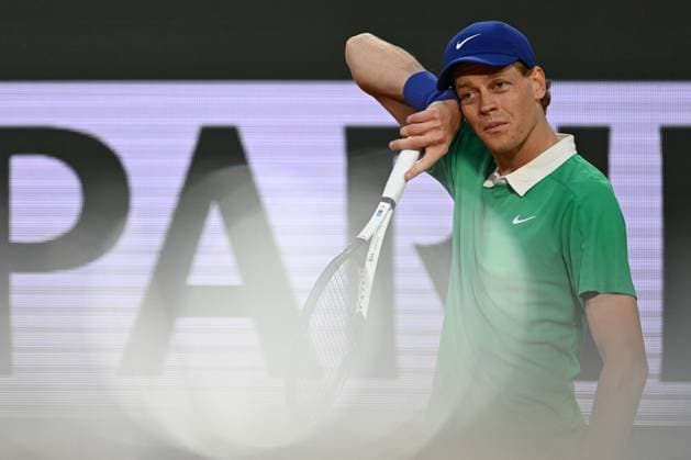 Roland Garros 2025: Jannik Sinner (ITA) during the Men s Singles tennis match against Arthur Rinderknech on Court Philippe-Chatrier during the Grand Slam tennis tournament on May 26, 2025 at Roland Garros Stadium in Paris, France. - 26 05 2025 - France Ile-de-France (region) Paris -  JulienxMattiax xLexPictorium LePictorium_0308932