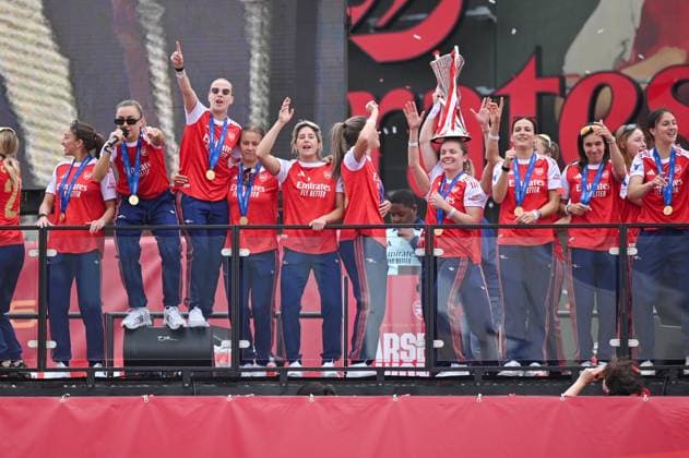 London, England, May 26th 2025: Kim Little of Arsenal lift the UEFA Women s Champions League trophy during the trophy lift celebrations at Emirates Stadium on May 26, 2025 in London, England. (Yaroslav Dunka SPP) Copyright: xYaroslavxDunkax xSPPx spp-en-YaDuSp-SPP_7662