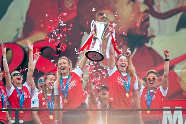Sport Themen der Woche KW22 Sport Bilder des Tages London, England, May 26th 2025: Leah Williamson and Katie Reid of Arsenal lift the UEFA Women™s Champions League trophy in front of the fans during the trophy lift celebrations at Emirates Stadium on May 26, 2025 in London, England. (Yaroslav Dunka SPP)  Copyright: xYaroslavxDunkax xSPPx spp-en-YaDuSp-SPP_7844