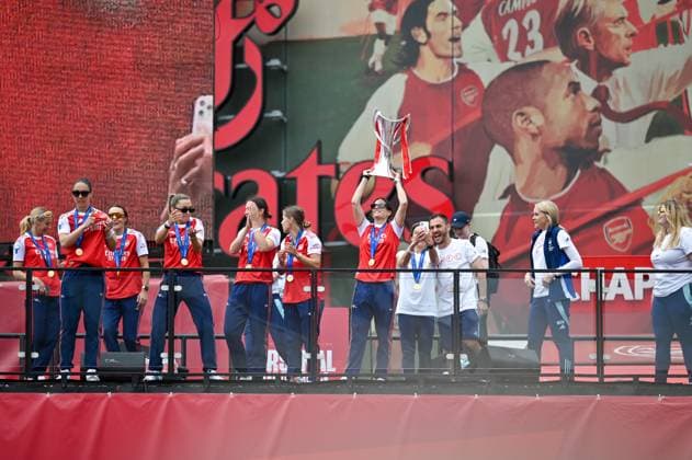 London, England, May 26th 2025: Laia Codina of Arsenal lift the UEFA Women s Champions League trophy during the trophy lift celebrations at Emirates Stadium on May 26, 2025 in London, England. (Yaroslav Dunka SPP) Copyright: xYaroslavxDunkax xSPPx spp-en-YaDuSp-SPP_8217