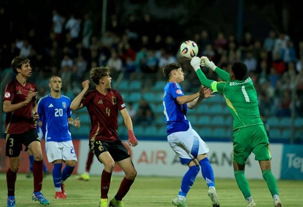 Belgium vs Italy during the UEFA European Under-17 Championship 2024 25 Group B, in Durres, Albania on May 26, 2025. Laurence Giani of Italy and Lucca Mounganga of Belgium fights for the ball during the UEFA European Under-17 Championship 2024 25 Group B football match Belgium vs Italy at the Niko Dovana stadium in Durres, Albania, on May 26, 2025. DURRES ALBANIA Copyright: xADNANxBECIx
