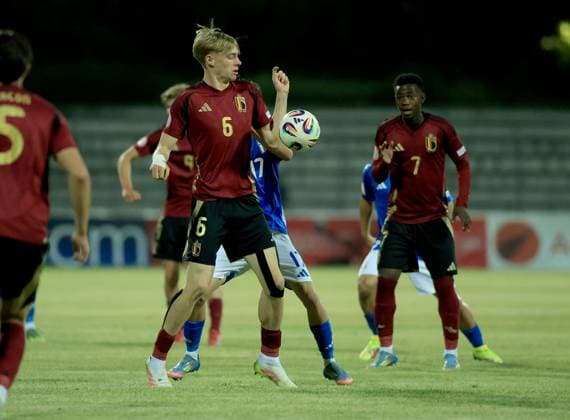 Belgium vs Italy during the UEFA European Under-17 Championship 2024 25 Group B, in Durres, Albania on May 26, 2025. Nathan De Cat of Belgium jumps for the ball during the UEFA European Under-17 Championship 2024 25 Group B football match Belgium vs Italy at the Niko Dovana stadium in Durres, Albania, on May 26, 2025. DURRES ALBANIA Copyright: xADNANxBECIx