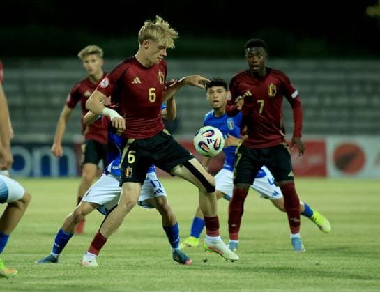 Belgium vs Italy during the UEFA European Under-17 Championship 2024 25 Group B, in Durres, Albania on May 26, 2025. Nathan De Cat of Belgium controls for the ball during the UEFA European Under-17 Championship 2024 25 Group B football match Belgium vs Italy at the Niko Dovana stadium in Durres, Albania, on May 26, 2025. DURRES ALBANIA Copyright: xADNANxBECIx