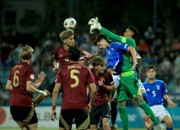 Belgium vs Italy during the UEFA European Under-17 Championship 2024 25 Group B, in Durres, Albania on May 26, 2025. Thomas Campaniello of Italy and Wout Gielen and Lucca Mounganga of Belgium jump for the ball during the UEFA European Under-17 Championship 2024 25 Group B football match Belgium vs Italy at the Niko Dovana stadium in Durres, Albania, on May 26, 2025. DURRES ALBANIA Copyright: xADNANxBECIx