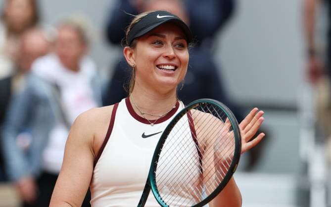 (250527) -- PARIS, May 27, 2025 -- Paula Badosa celebrates winning the women s singles first round match between Osaka Naomi of Japan and Paula Badosa of Spain at the French Open tennis tournament at Roland Garros, Paris, France, May 26, 2025. ) (SP)FRANCE-PARIS-TENNIS-FRENCH OPEN-WOMEN S SINGLES GaoxJing 