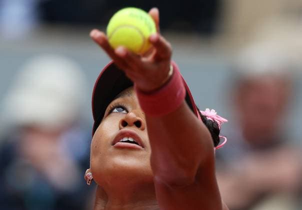 (250527) -- PARIS, May 27, 2025 -- Osaka Naomi serves during the women s singles first round match between Osaka Naomi of Japan and Paula Badosa of Spain at the French Open tennis tournament at Roland Garros, Paris, France, May 26, 2025. ) (SP)FRANCE-PARIS-TENNIS-FRENCH OPEN-WOMEN S SINGLES GaoxJing 