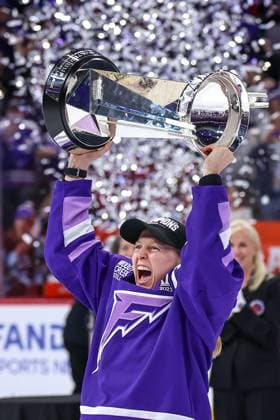 Sport Themen der Woche KW22 Bilder des Jahres 2025, Sport 05 Mai Sport Bilder des Tages May 26th, 2025: Minnesota Frost forward Kendall Coyne Schofield (26) celebrates with the Walter Cup after the Minnesota Frost win the PWHL Championship between the Ottawa Charge and the Minnesota Frost at Xcel Energy Center in St. Paul, Minnesota. -CSM St. Paul USA - ZUMAc04_ 20250526_zma_c04_184 Copyright: xStevenxGarciax