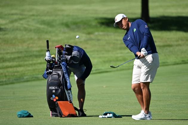 May 26, 2025: Byeong Hun An (KOR) chips on the chipping green at the Memorial Tournament in Dublin, Ohio. Cal Media Dublin USA - ZUMAc04_ 20250526_zma_c04_015 Copyright: xBrentxClarkx