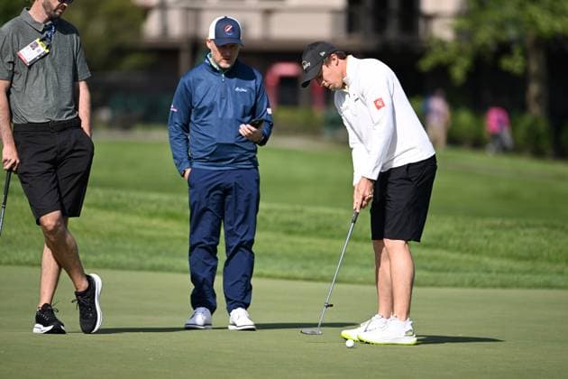 May 26, 2025: Matt Fitzpatrick (ENG) putts on the putting range as putting coach Phil Kenyon looks on at the Memorial Tournament in Dublin, Ohio. Cal Media Dublin USA - ZUMAc04_ 20250526_zma_c04_033 Copyright: xBrentxClarkx