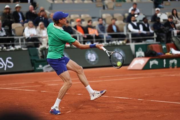 (250527) -- PARIS, May 27, 2025 -- Jannik Sinner returns a shot during the men s singles first round match between Jannik Sinner of Italy and Arthur Rinderknech of France at the French Open tennis tournament at Roland Garros, Paris, France, May 26, 2025. ) (SP)FRANCE-PARIS-TENNIS-FRENCH OPEN-MEN S SINGLES LixJing 